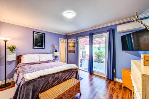 Postel nebo postele na pokoji v ubytování San Diego Garden Suite with Fenced Yard