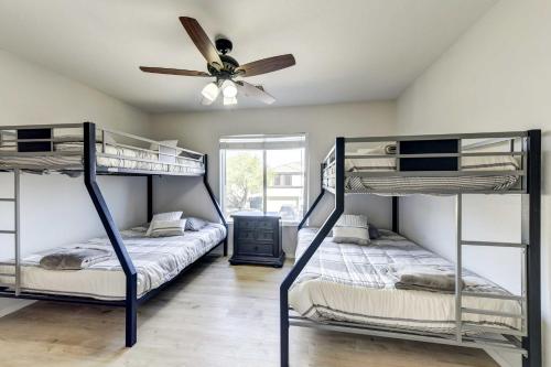 Двухъярусная кровать или двухъярусные кровати в номере Spacious Arizona Home Pool, 9 Mi to San Tan Mtn