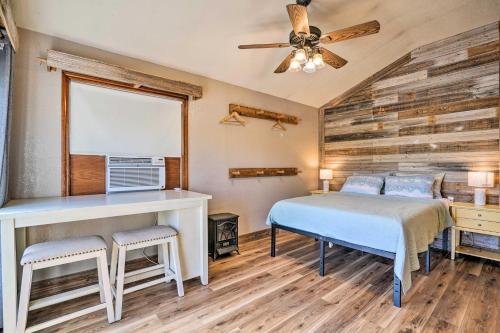 Schlafzimmer mit einem Bett und einem Schreibtisch in der Unterkunft Guadalupe River Cottage with Direct Lake Access! in Seguin