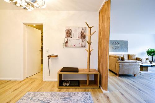 uma sala de estar com uma mesa e um sofá em Haus Nordseebrandung NC24 em Cuxhaven