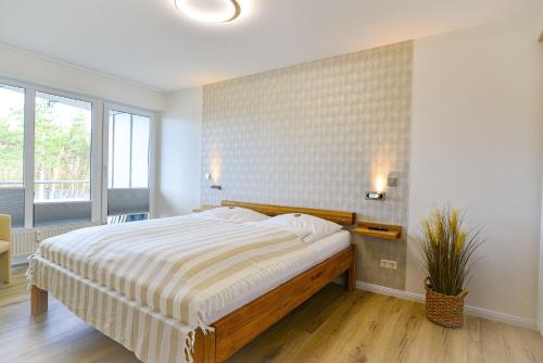ein Schlafzimmer mit einem großen Bett in einem Zimmer in der Unterkunft Haus Nordseebrandung NC24 in Cuxhaven