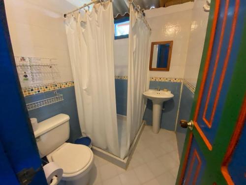 y baño con aseo y lavamanos. en Finca Hotel San Cristobal, en Armenia
