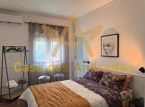 1 dormitorio con cama y ventana en Casa dos Andrades, en Belmonte