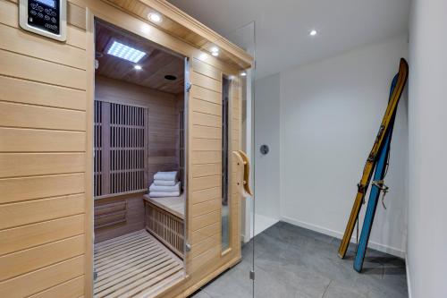 una sauna con puerta de cristal y toallas. en Chalet du Bois Melay 5 étoiles - La Plagne 1800 - piscine - proche pistes - 15 personnes, en Plagne 1800