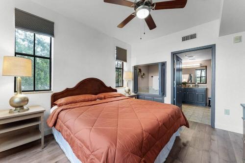 1 dormitorio con 1 cama grande y ventilador de techo en Designer Corner Suite 3br/2ba - Disney, Universal, Convention Center & SeaWorld en Orlando