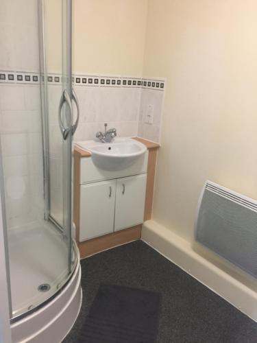 y baño con ducha y lavamanos. en Basingstoke by train station, en Basingstoke