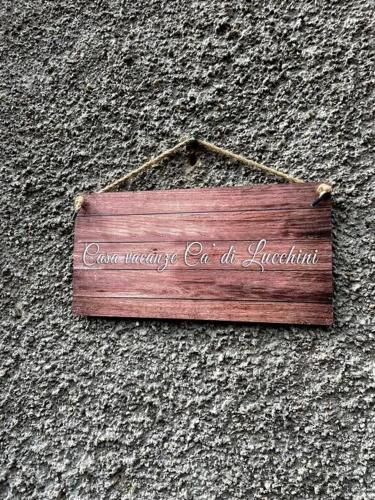 a wooden sign on the side of a building at Casa Vacanze Ca' di Lucchini in San Benedetto Val di Sambro
