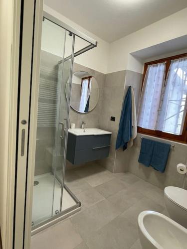 a bathroom with a shower and a sink and a toilet at Casa Vacanze Ca' di Lucchini in San Benedetto Val di Sambro