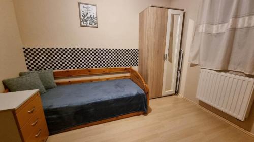 貝凱什喬包的住宿－Csodaszép，一间小卧室,配有床和窗户