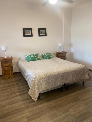 1 dormitorio con 1 cama grande y 2 mesitas de noche en departamento centrico y moderno en Corrientes