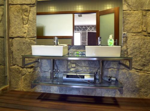 Casa do Abeto في Carvalhosa: حمام مغسلتين ومرآة