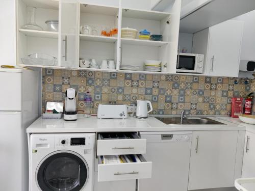 kuchnia z pralką i zlewem w obiekcie Riviera Beach B w mieście Praia da Vitória