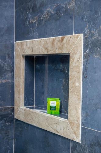 a window in a wall with a green container at Hotel Acarau Riviera in Acaraú