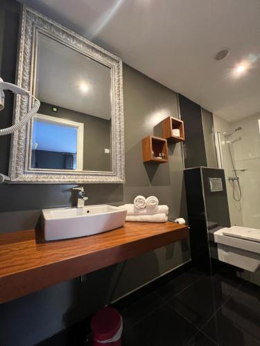 ein Bad mit einem Waschbecken und einem Spiegel in der Unterkunft A Finca Hotel in Barreiros