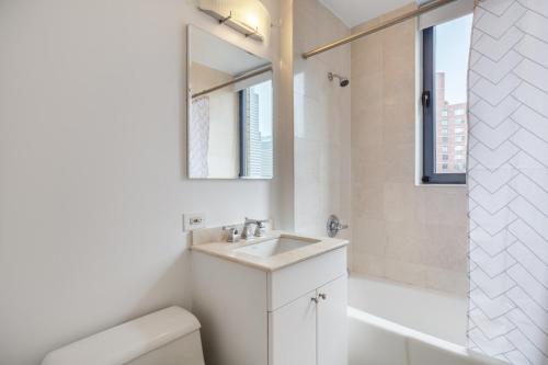 Ένα μπάνιο στο Midtown 2BR w Pool Gym Parking nr Broadway NYC-381