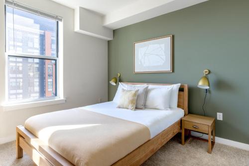 een slaapkamer met een groot bed en een raam bij NoMa 1BR w Gym Doorman nr Capitol Hill WDC-209 in Washington