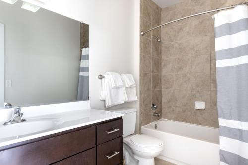 ein Bad mit einem Waschbecken, einem WC und einer Dusche in der Unterkunft NoMa 1BR w Gym Doorman nr Capitol Hill WDC-209 in Washington