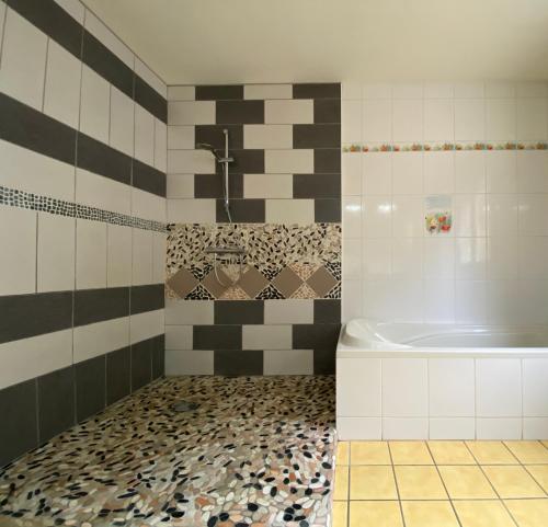 uma casa de banho com uma banheira e um lavatório em Grande maison récente avec vue em Saint-Hilaire