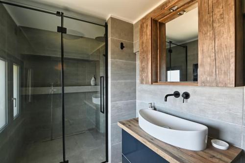 y baño con lavabo y ducha. en Luxurious Maisonette with Pool, en Tal-Barmil