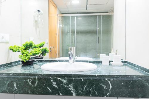 a bathroom counter with a sink and a mirror at Salinas Mar y Playa in Roquetas de Mar