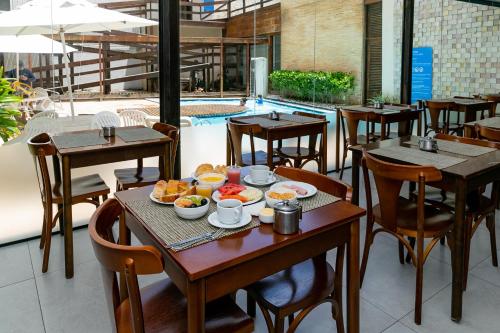 - une table avec de la nourriture dans un restaurant dans l'établissement Yak Beach Hotel Natal, à Natal