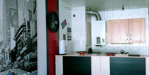 une cuisine avec des armoires blanches et un comptoir dans l'établissement Studio Sentosa bord de plage du Môle, au Cap d'Agde