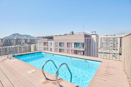 una piscina en la azotea de un edificio en Encantador Departamento 2 Dormitorios, 2 baños, en Santiago
