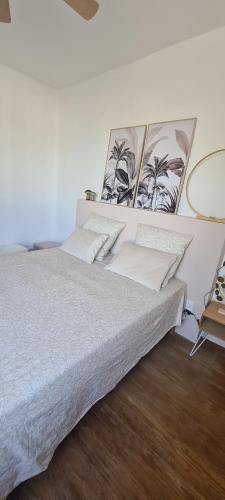 ein Schlafzimmer mit einem Bett und zwei Tischen in der Unterkunft Maison de ville au bord du Lez, 170m2 cosy. in Bollène