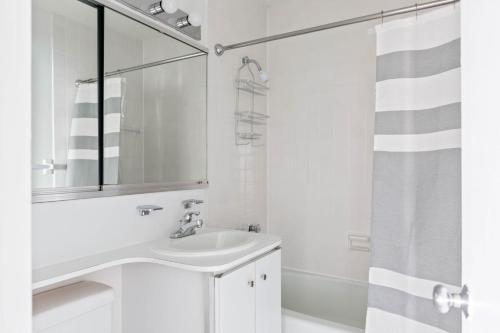 Ванная комната в Kips Bay 1br w doorman wd nr East River NYC-978