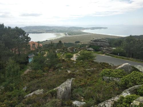 Blick auf den Ozean von der Spitze eines Hügels in der Unterkunft ATICO AS CORTIÑAS in O Grove
