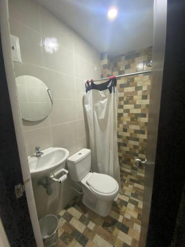 A bathroom at Cómodo apto 203 muy cerca a CENTRO COMERCIAL UNICENTRO CUCUTA