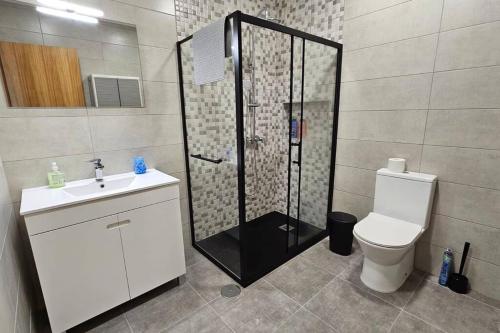 e bagno con doccia, servizi igienici e lavandino. di Casa da Relva a Ponta Delgada