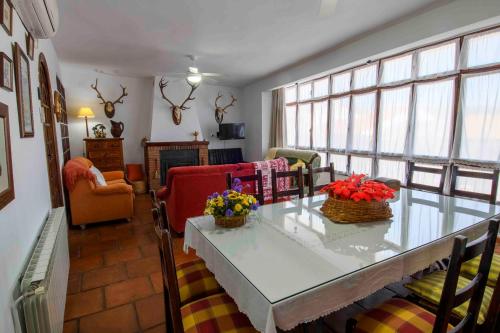 a living room with a table and chairs at La Balconera de Ana in Puebla de Don Rodrigo