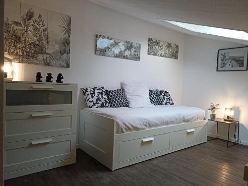 une chambre avec un lit et une commode dans l'établissement BAMBOU NATURE, à Saint Pierre La Mer