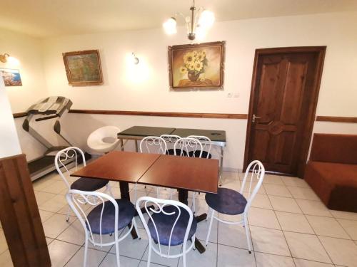 a dining room with a table and chairs at Patkó fogadó in Hajdúszoboszló