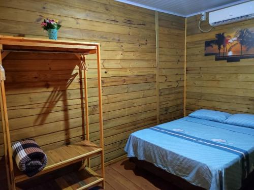 سرير أو أسرّة في غرفة في Sobrado Rustico iguacu