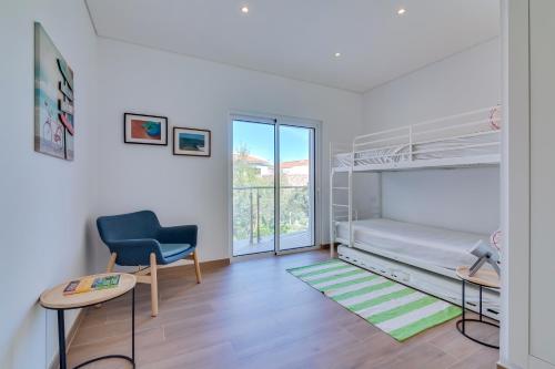 Schlafzimmer mit einem Bett, einem Schreibtisch und einem Stuhl in der Unterkunft FormosaFuzeta Seaview @Homesbyfc in Fuseta