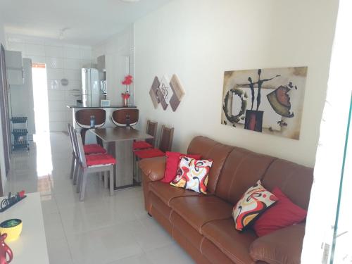 sala de estar con sofá marrón y mesa en @vempraarembepe, en Camaçari