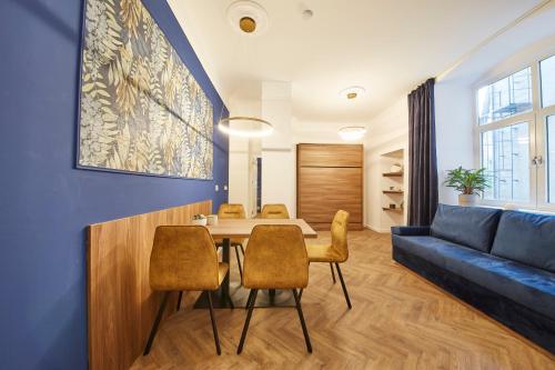 sala de estar con mesa y sofá en Nove Boutique Apartments, en Viena