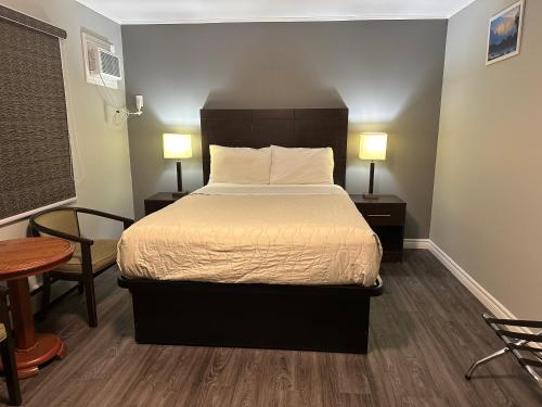 Un pat sau paturi într-o cameră la Time Travellers Motel