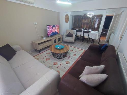 ein Wohnzimmer mit einem Sofa und einem Tisch in der Unterkunft happymodernhouse konforlu evimiz in Marmaris