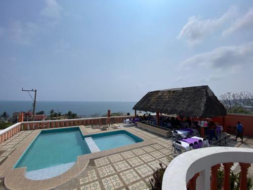 uma piscina em cima de uma casa em Casa vista mar em Salina Cruz