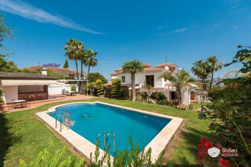 - une piscine dans la cour d'une maison dans l'établissement Sky Sea Holidays VILLA MONTILLA, à Alhaurín de la Torre