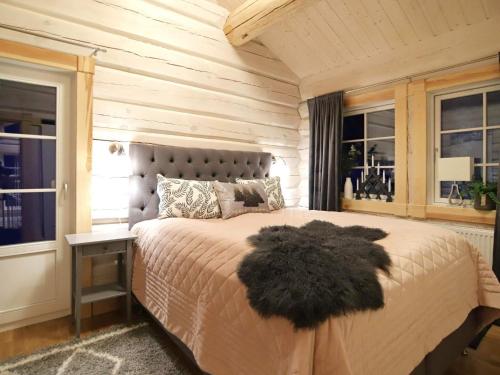 una camera con un grande letto con un cuscino peloso di Holiday home Sälen a Stöten