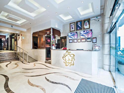 un vestíbulo con un diseño de serpiente en el suelo en فندق دار الريس - Dar Raies Hotel en La Meca