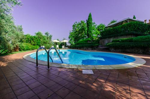 een zwembad met een glijbaan in een tuin bij Agriturismo La Castellina in Fucecchio