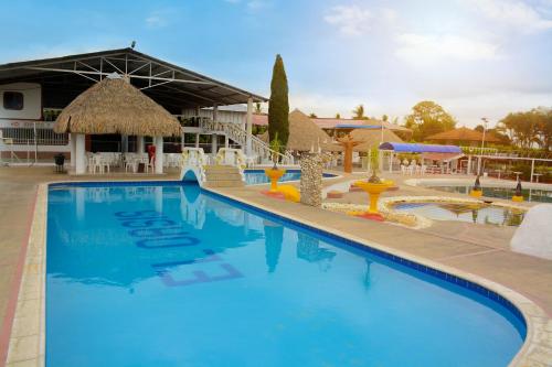 Bazén v ubytování El Oasis Centro Vacacional nebo v jeho okolí