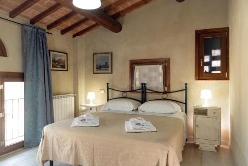 1 dormitorio con 1 cama con 2 toallas en Mugello Vacanze Appartamenti Indipendenti, en Scarperia