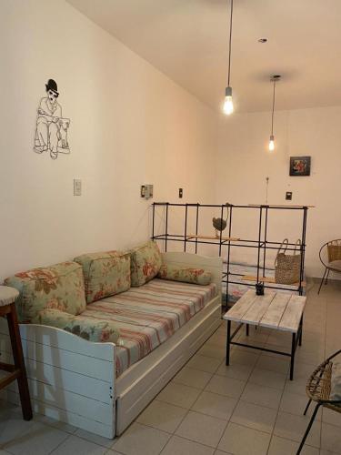 福爾摩沙的住宿－Luminoso departamento en Planta Alta，客厅配有沙发和桌子