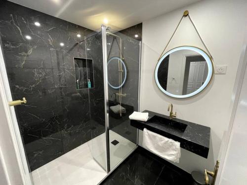 W łazience znajduje się prysznic i lustro. w obiekcie Love Games w mieście Plérin